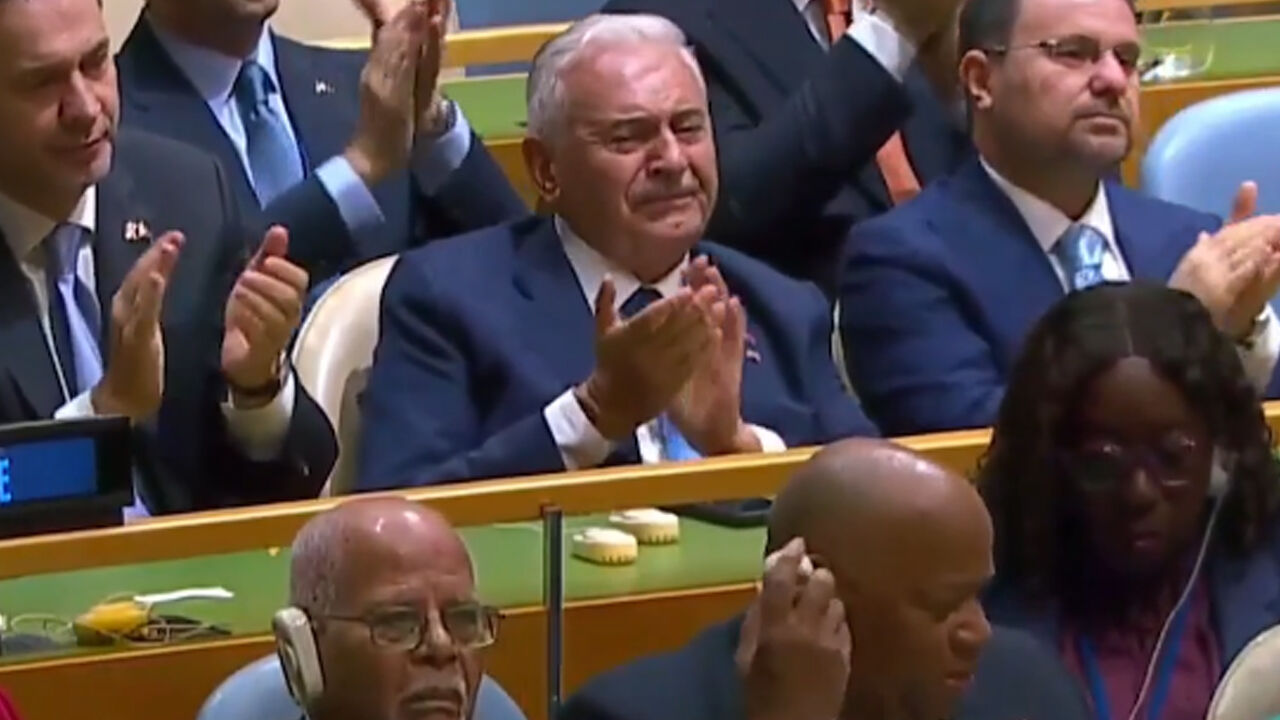 BM'de dikkat çeken anlar! Cumhurbaşkanı Erdoğan şiiri okudu, Binali Yıldırım gözyaşlarını tutamadı