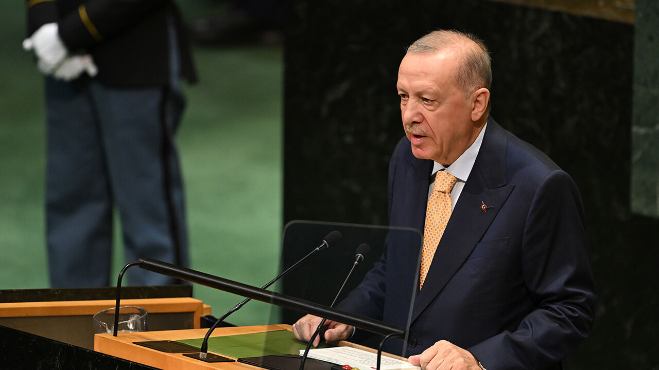 BM'de dikkat çeken anlar! Cumhurbaşkanı Erdoğan şiiri okudu, Binali Yıldırım gözyaşlarını tutamadı