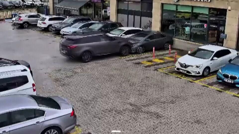 Cip park halindeki araca çarptı, iki araç kafeye girdi