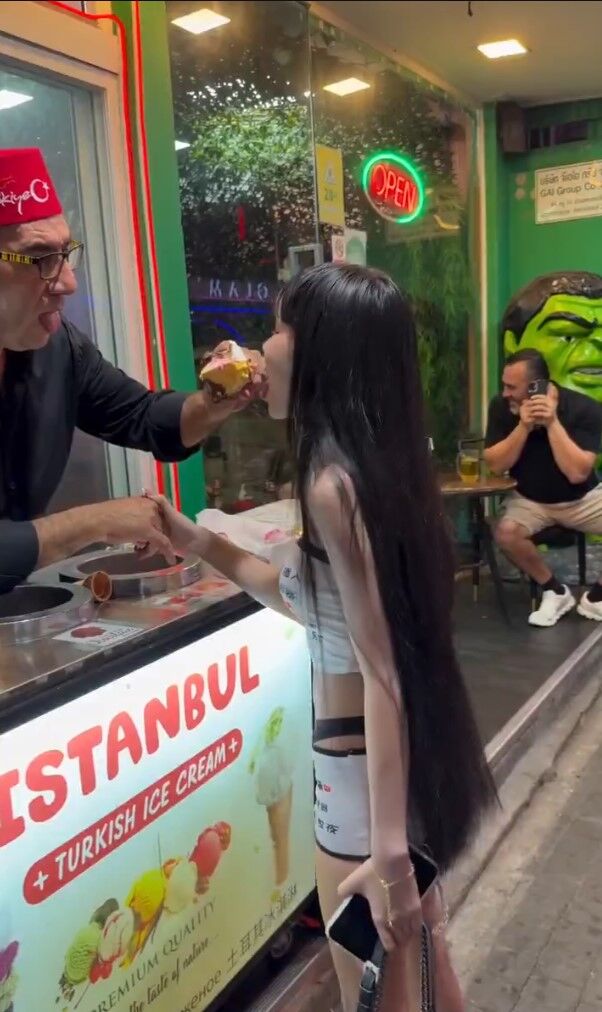 Dondurma almak isteyen turist neye uğradığını şaşırdı! Satıcının hareketleri karşısında geri çekildi