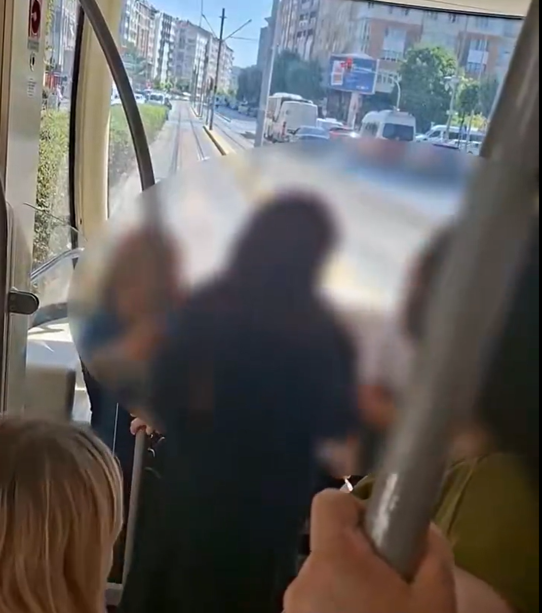 Eskişehir’de tramvayda “yer verme” tartışması: Yaşlı kadın ile yolcu birbirine girdi