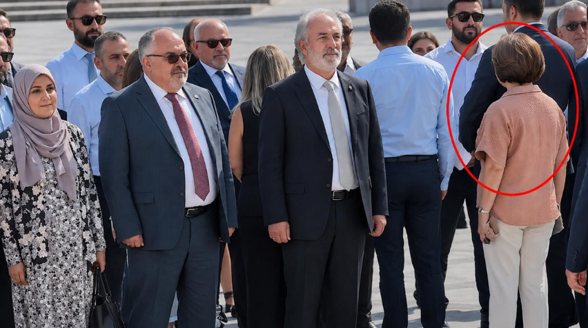 Törende dikkat çeken an! Belediye başkanı protokole arkasını döndü
