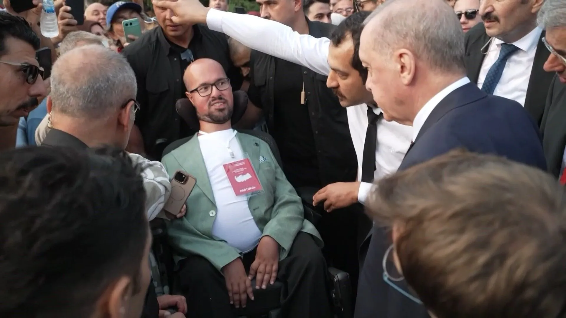 Erdoganin Jesti Emre Vurali Duygulandirdi 2