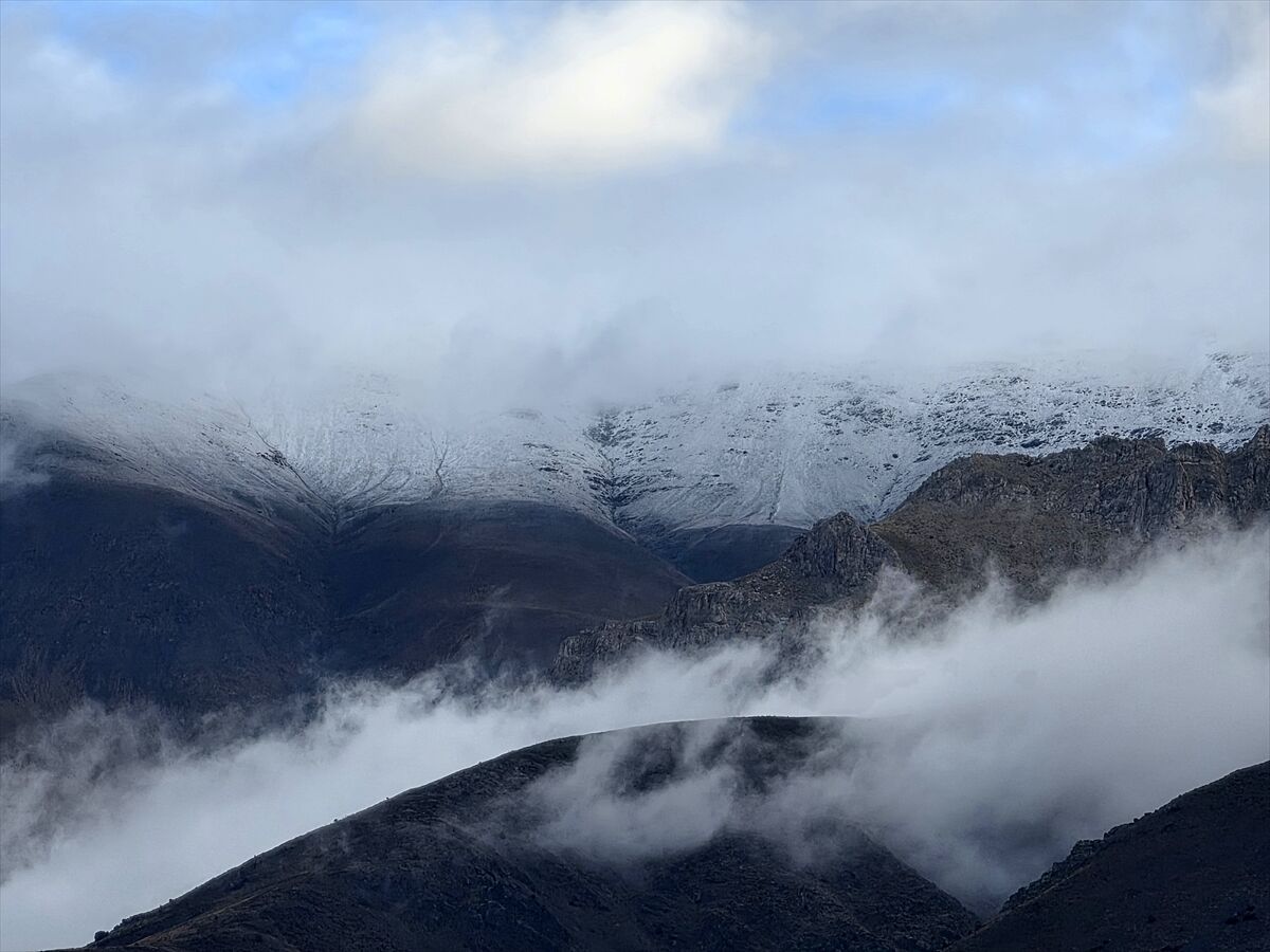 Erzincan'da mevsimin ilk karı: Dağların zirvesi beyaza büründü
