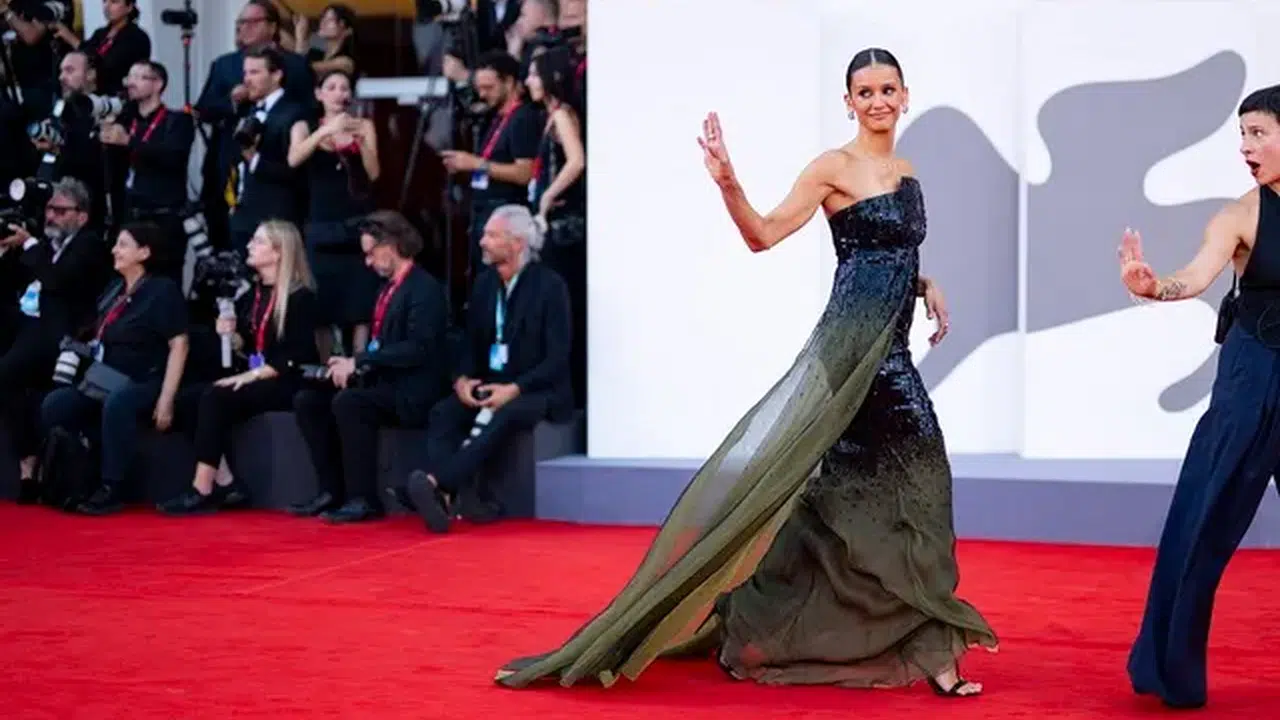 Fj V U Nina Dobrev Venedik Film Festivalinde Zor Anlar Yasadi Guvenlik Kirmizi Halidan Uzaklastirdi