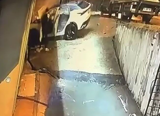 İşletmeye dalan otomobil alev aldı: Sürücüyü vatandaş kurtardı