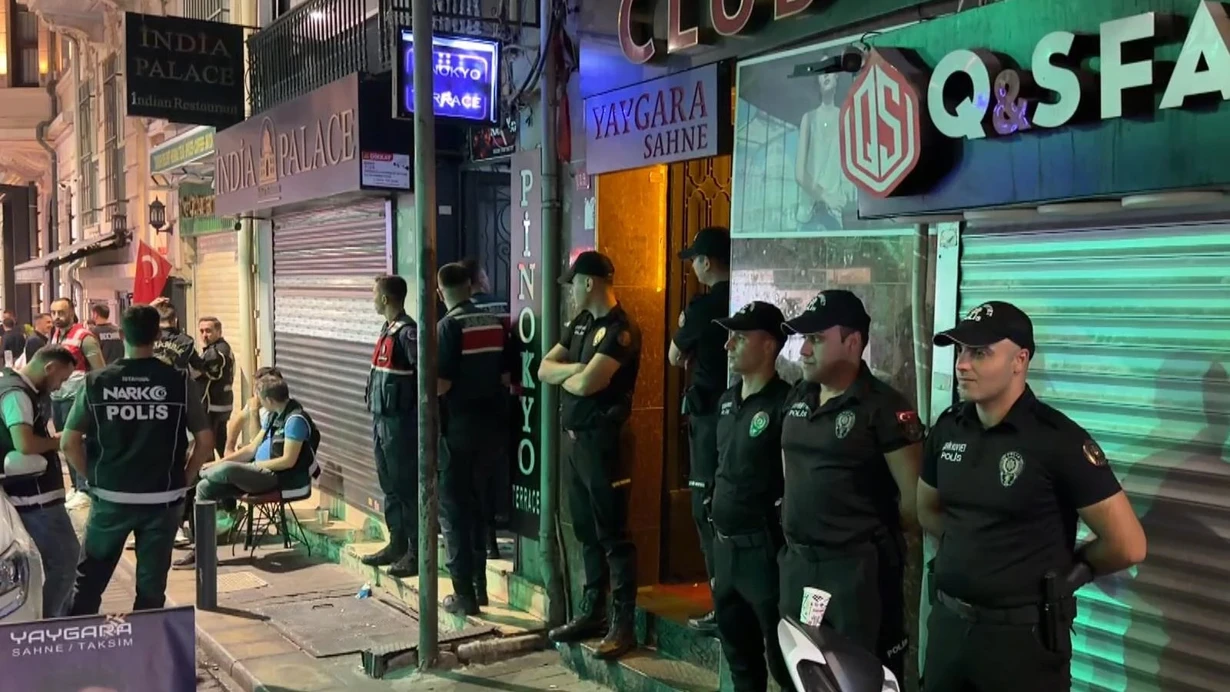 İstanbul’da gece yarısı hareketliliği: 10 adrese baskın, giriş çıkışlar durduruldu