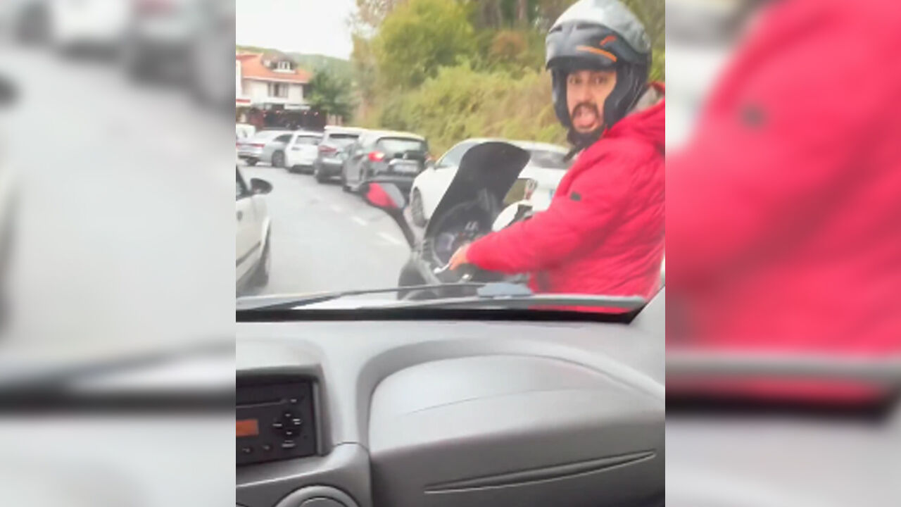 İstanbul'da yol kesip sürücüye saldırdılar! O anlar kameraya yansıdı