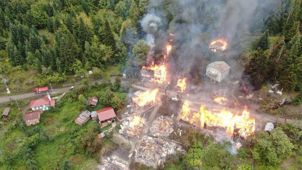 Kastamonu’da köy yangını! 8 ev alevlere teslim oldu