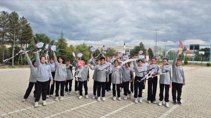 Kütahya'da Gazze için uçurtmalar gökyüzüne bırakıldı