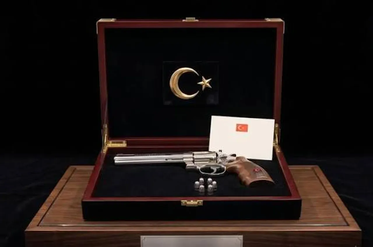 Liderler Erdoganin Hediyesi Revolver Tabancalari Ne Yapti Bazisi Sakladi Bazisi Muzey 1802295 202607091752 20260709175214 4