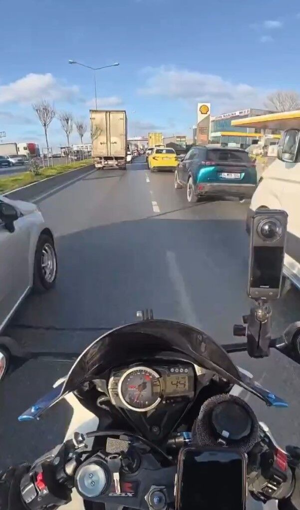 Motosiklet sürücüsü ile taksici arasında trafikte gerilim! Kaza sonrası tepki gösterdi