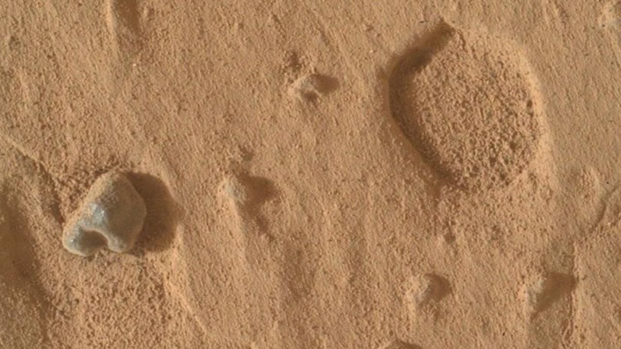 NASA’dan Mars’ta şaşırtan keşif! Gizemli deliklerin sırrı çözülmeye çalışılıyor