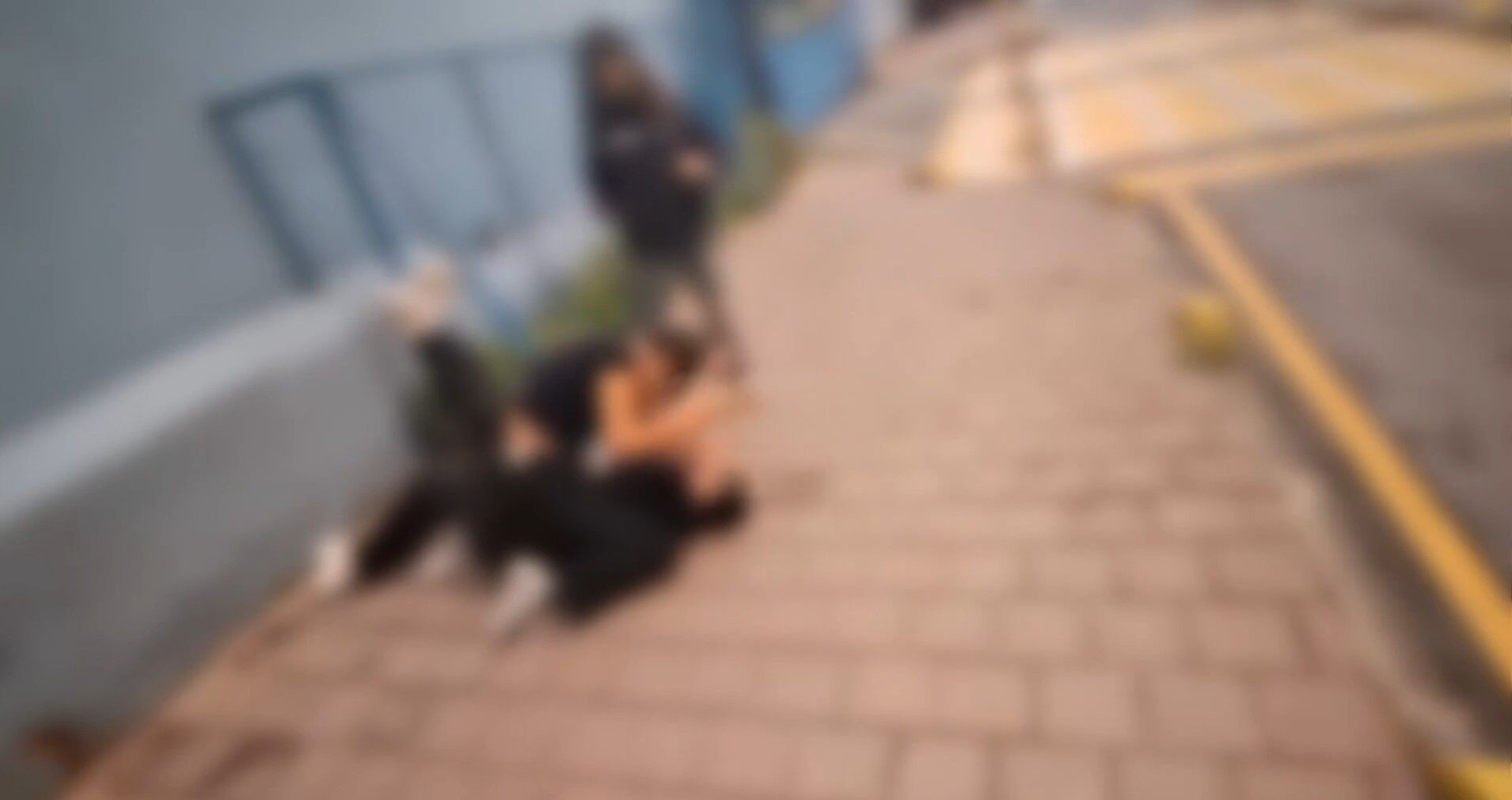 Okul önünde dehşet! Kız öğrenci arkadaşını tekme tokat dövdü