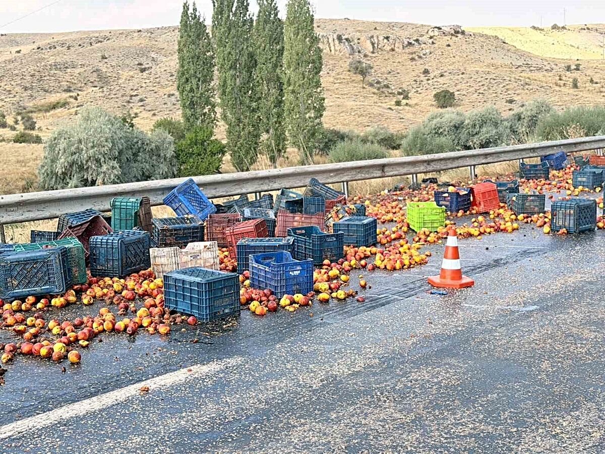 Polatlı'da tır kazası! Tonlarca şeftali yola saçıldı