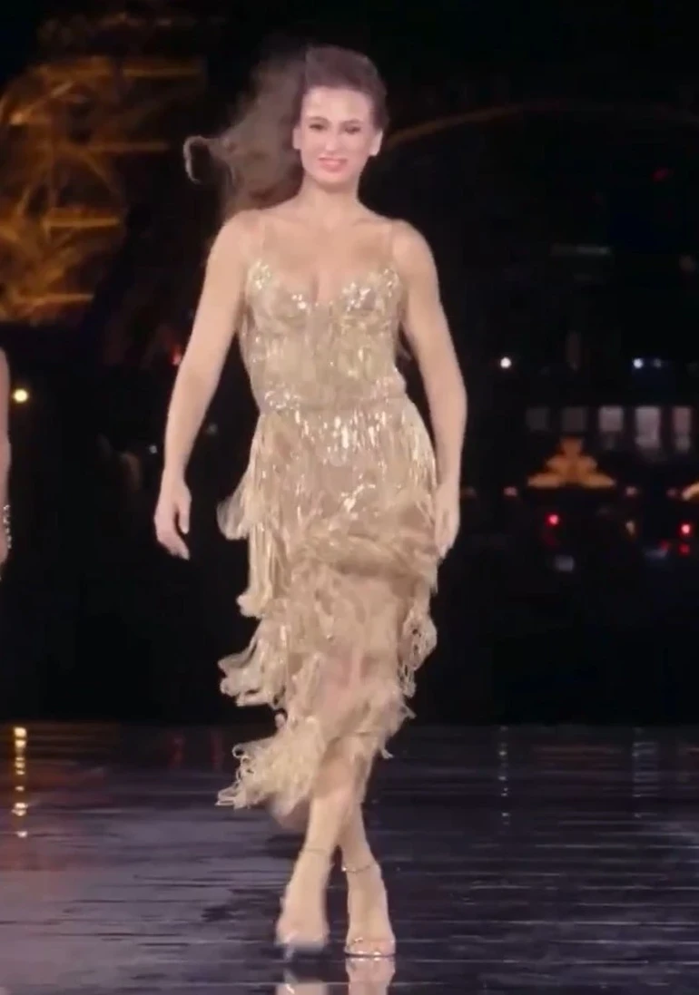 Serenay Paris’i Salladı! Dünya Yıldızlarıyla Podyumdaa