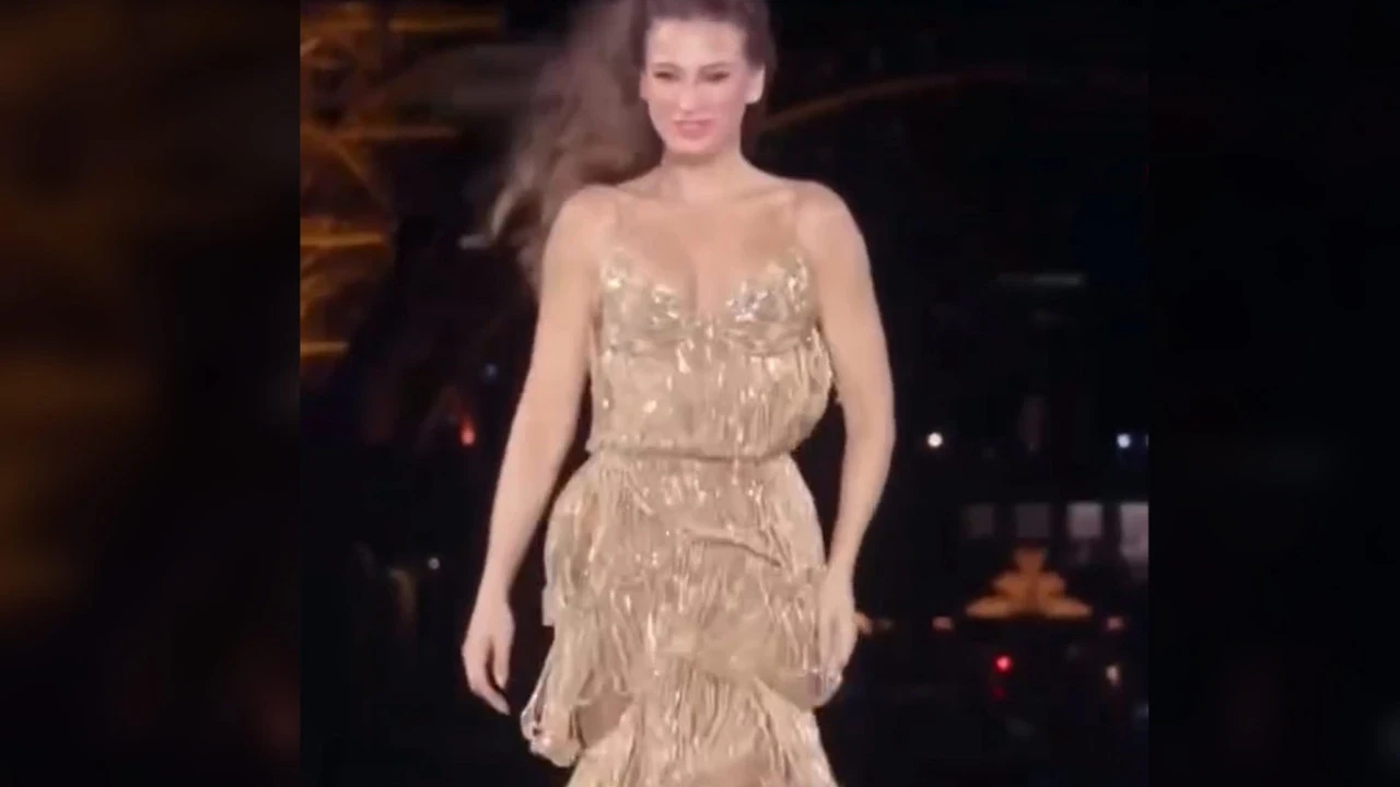 Serenay Sarikaya Paris Moda Haftasinda Podyuma Cikti Vayu