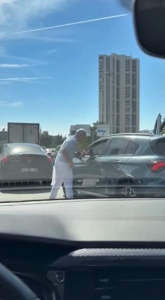 Trafikte korna kavgası: Camı kırıp sürücüyü darp etti