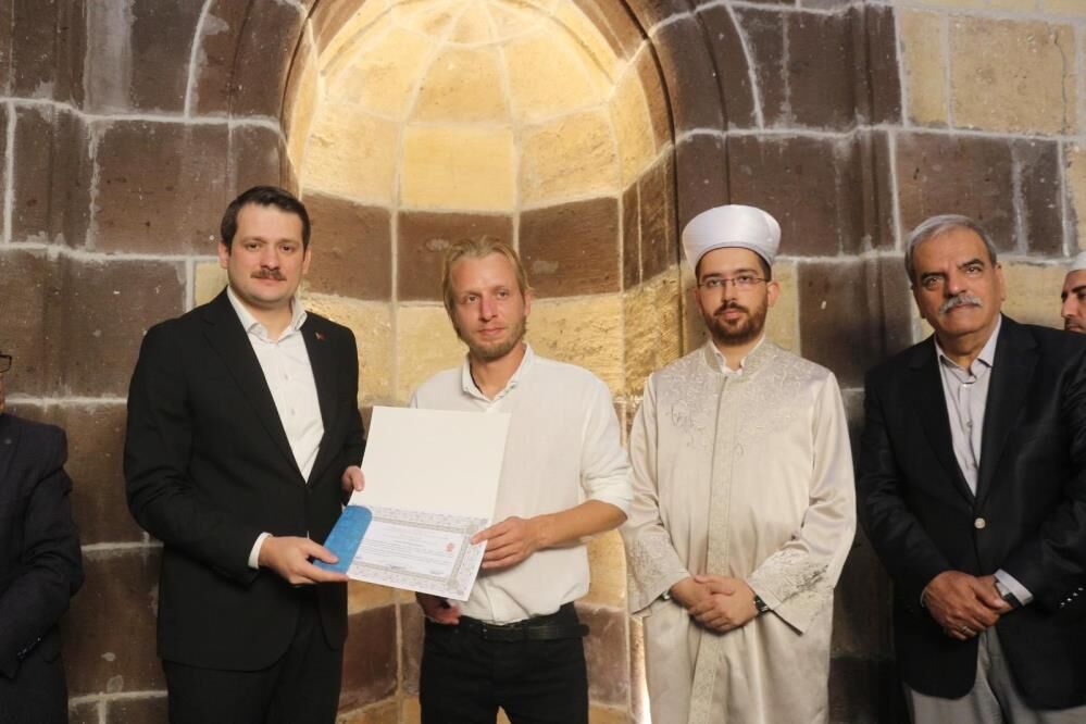 Letonyalı turist Gevaş’ta Müslüman oldu