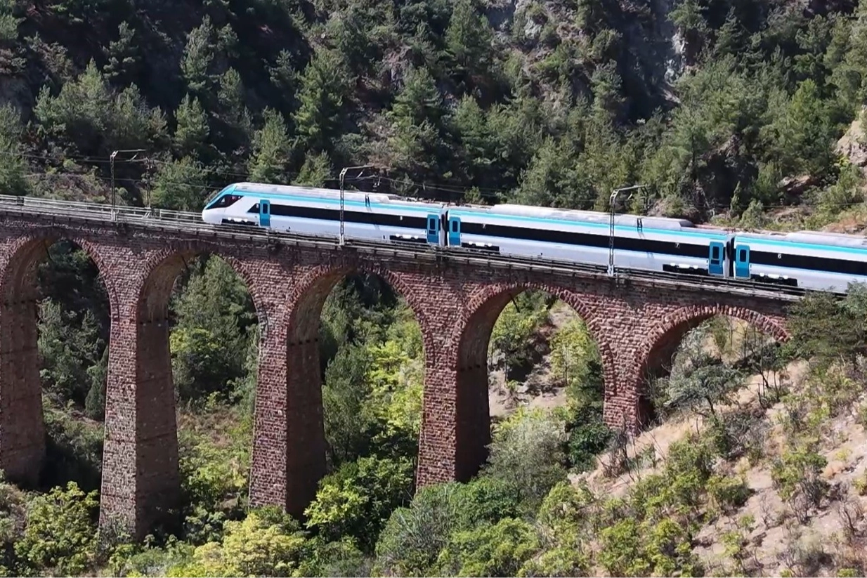Turkiye Nin Milli Hizli Treni Testlerde 250 Kilometre Hiza Ulasti 1788247556 168 Large