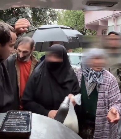 Ücretsiz süt dağıtımında gerginlik! Fazla almak isteyince tepki gördü