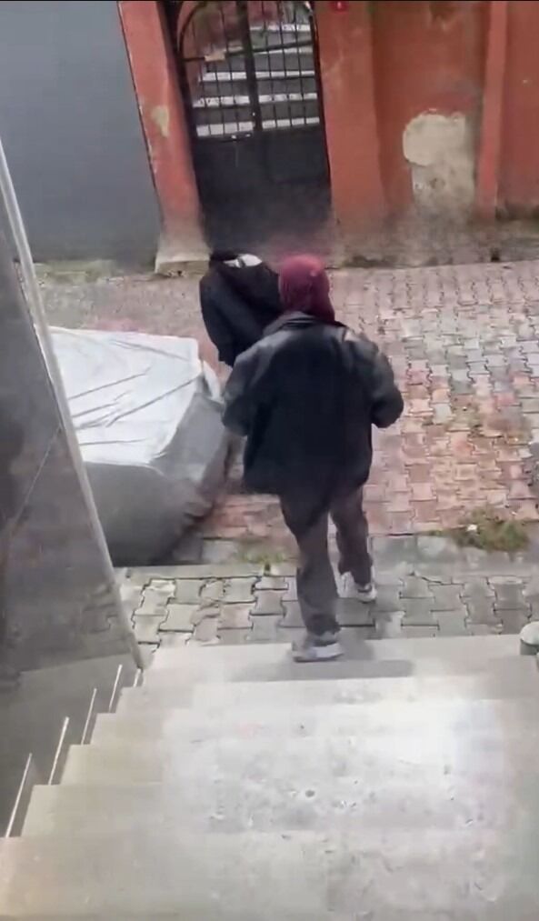 Zilleri tek tek çalan iki kadın apartman sakinini şüphelendirdi! Fark edilince tepki gösterip uzaklaştılar