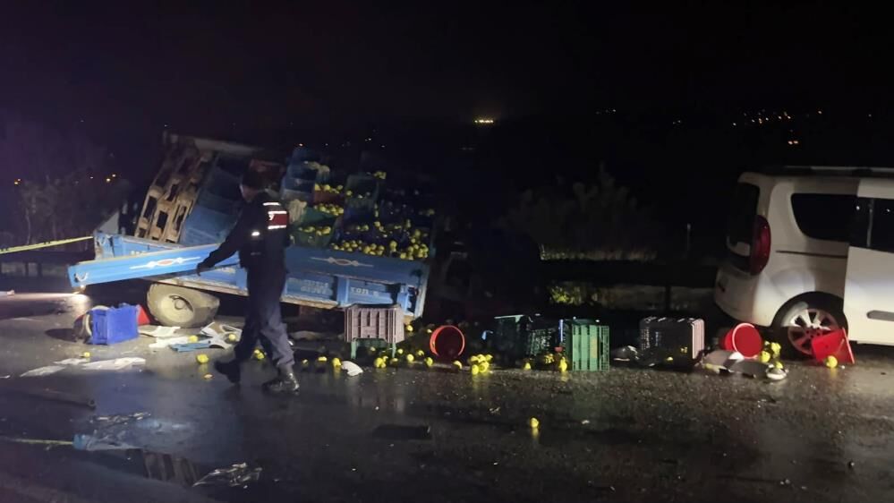 3 Aracın Karıştığı Kazada 2 Kişi Öldü, 3 Kişi Yaralandı