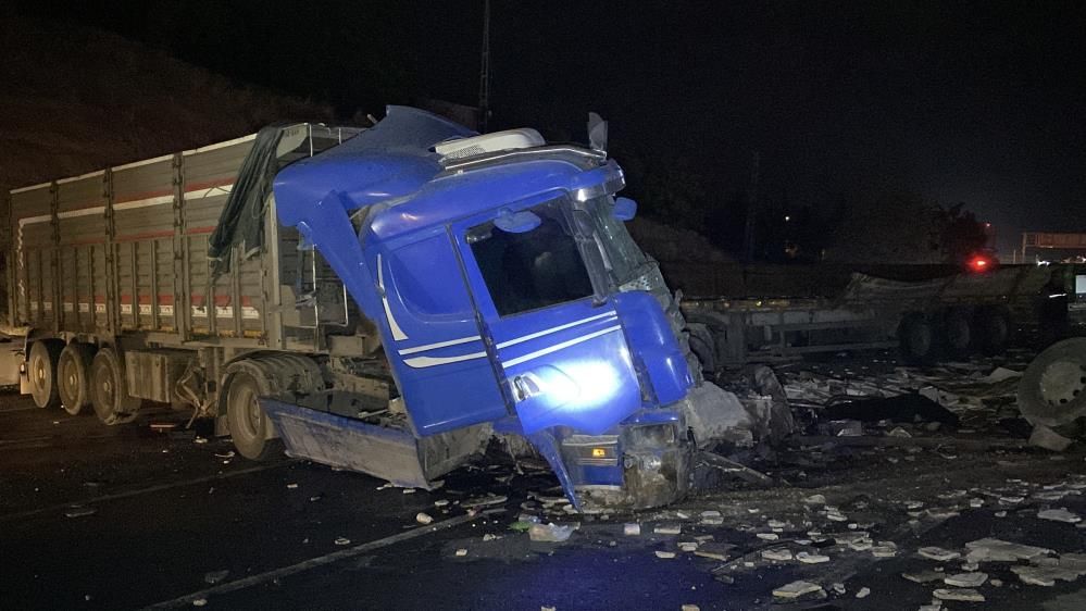 3 Tır Çarpıştı 1 Ölü