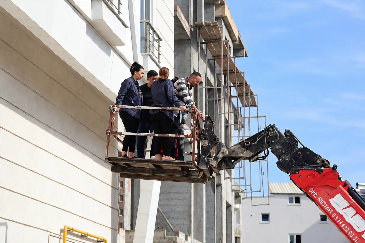 4 Katlı Binada Yangın Paniği 80 Kişi Tahliye Edildi (1)