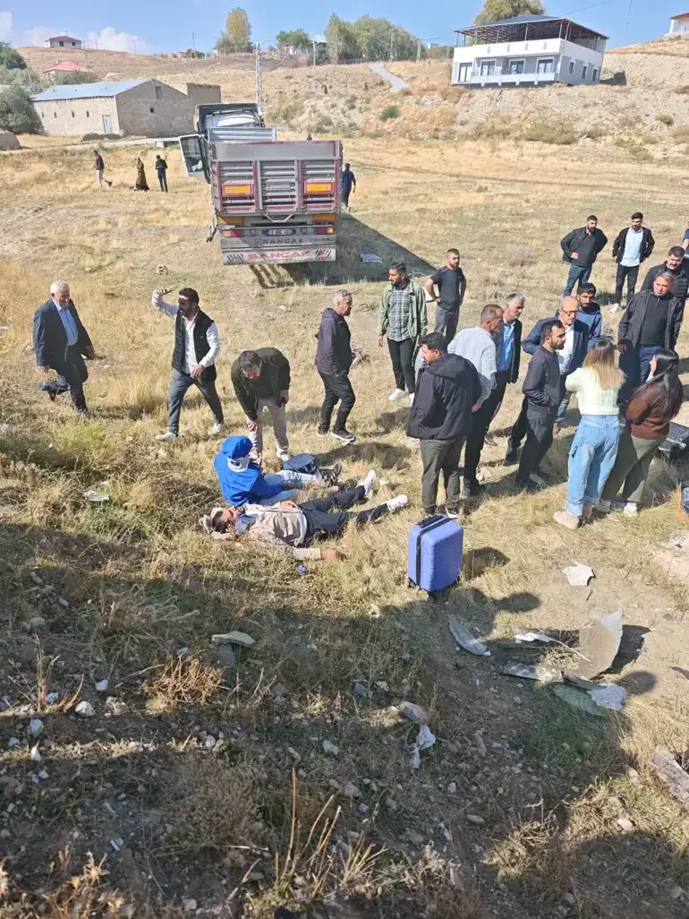 Van'da TIR ile yolcu minibüsü çarpıştı: 1'i ağır 11 yaralı