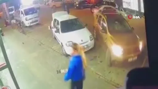 81 Yaşındaki Sürücü Aracı Yol Kenarına Park Etmek Isterken Markete Daldı