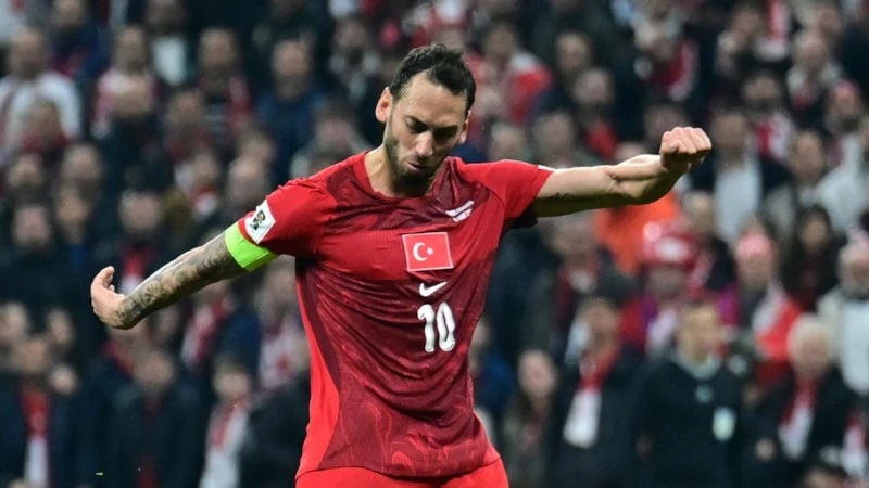A Milli Takım Kaptanı Hakan Çalhanoğlu İtalya Maçında Stadyumda Yer Almadı (1)