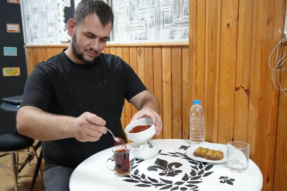 Acısız Yaşayamıyor Tatlıya Bile Pul Biber Atıp Yiyor