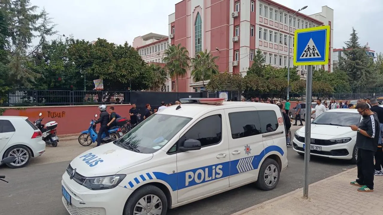 Adana’da Okulda Dehşet Arkadaşını Ekmek Bıçağıyla Yaraladı.-1