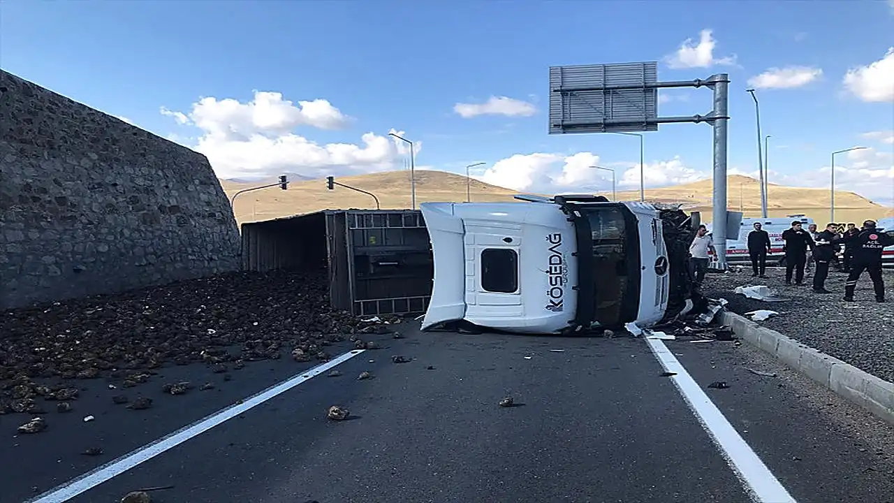 Ağrı’da Şeker Pancarı Yüklü Tır Otomobile Çarptı 4 Ölü3