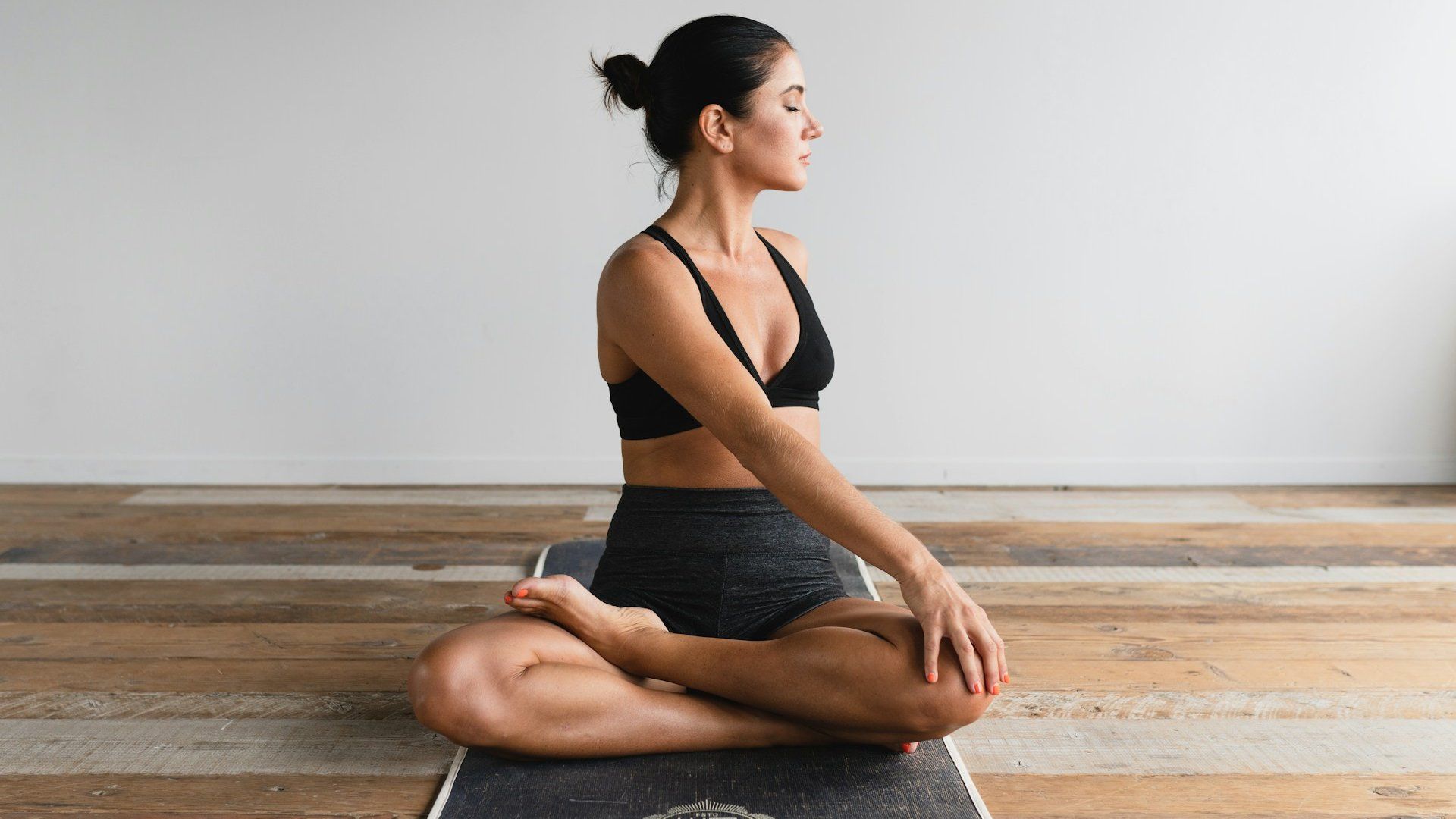 Ahsap Zeminde Lotus Durusunda Meditasyon