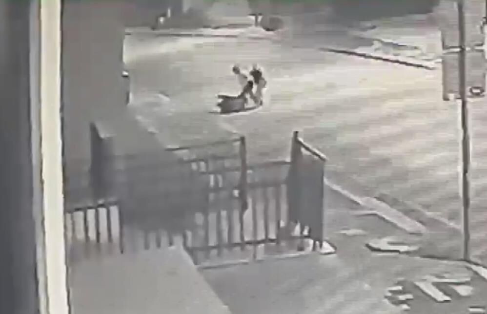 Aksaray'da Bir Kadın, 2 Kadın Tarafından Yol Ortasında Böyle Darp Edildi