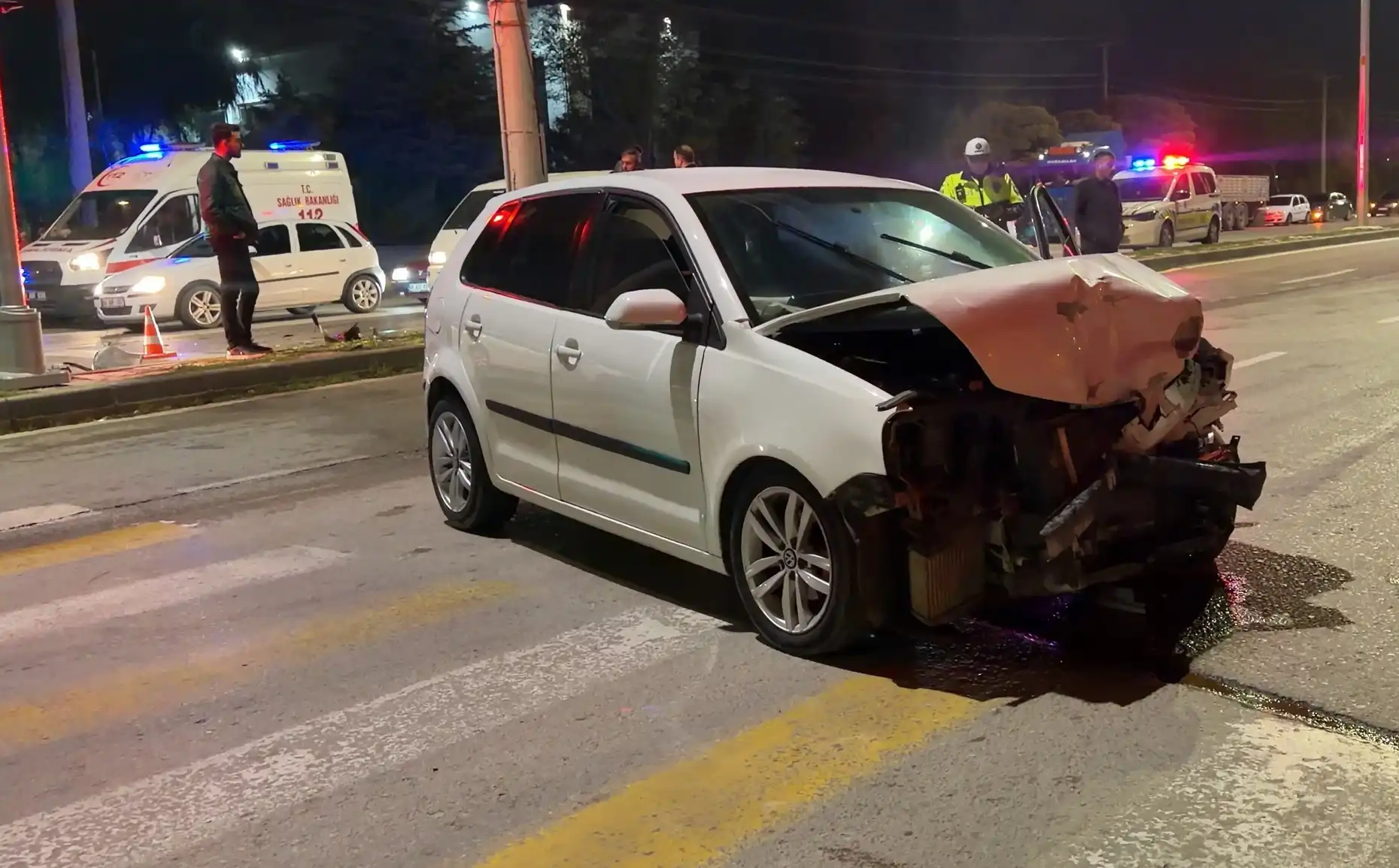 Aksaray’da zincirleme kaza! 3 araç ve motosiklet birbirine girdi, sürücü kaçtı