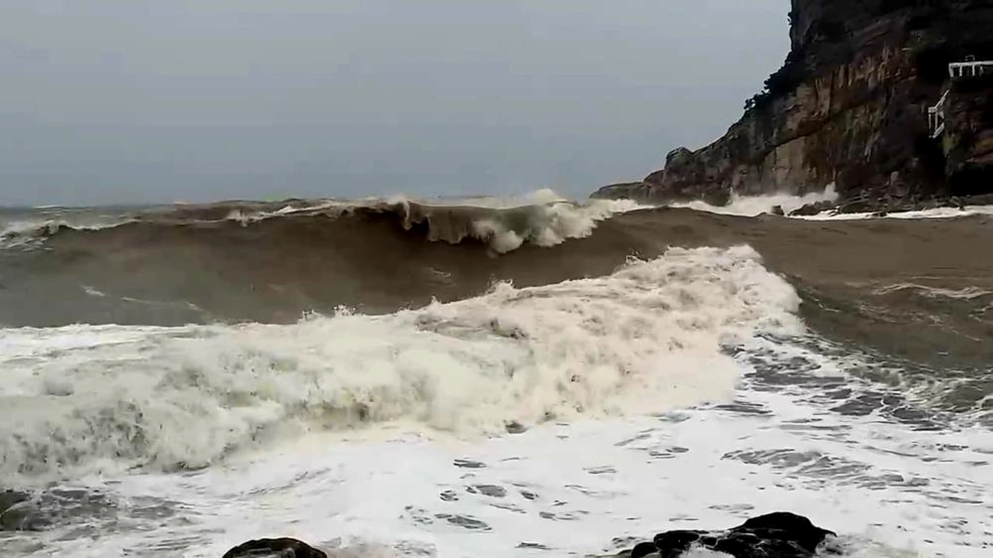 Amasra’da Dev Dalgalar Sahili Vurdu