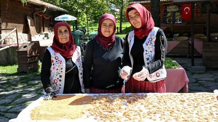 Ankara Altınköy'de geleneksel pekmez üretimi ziyaretçilere tanıtıldı