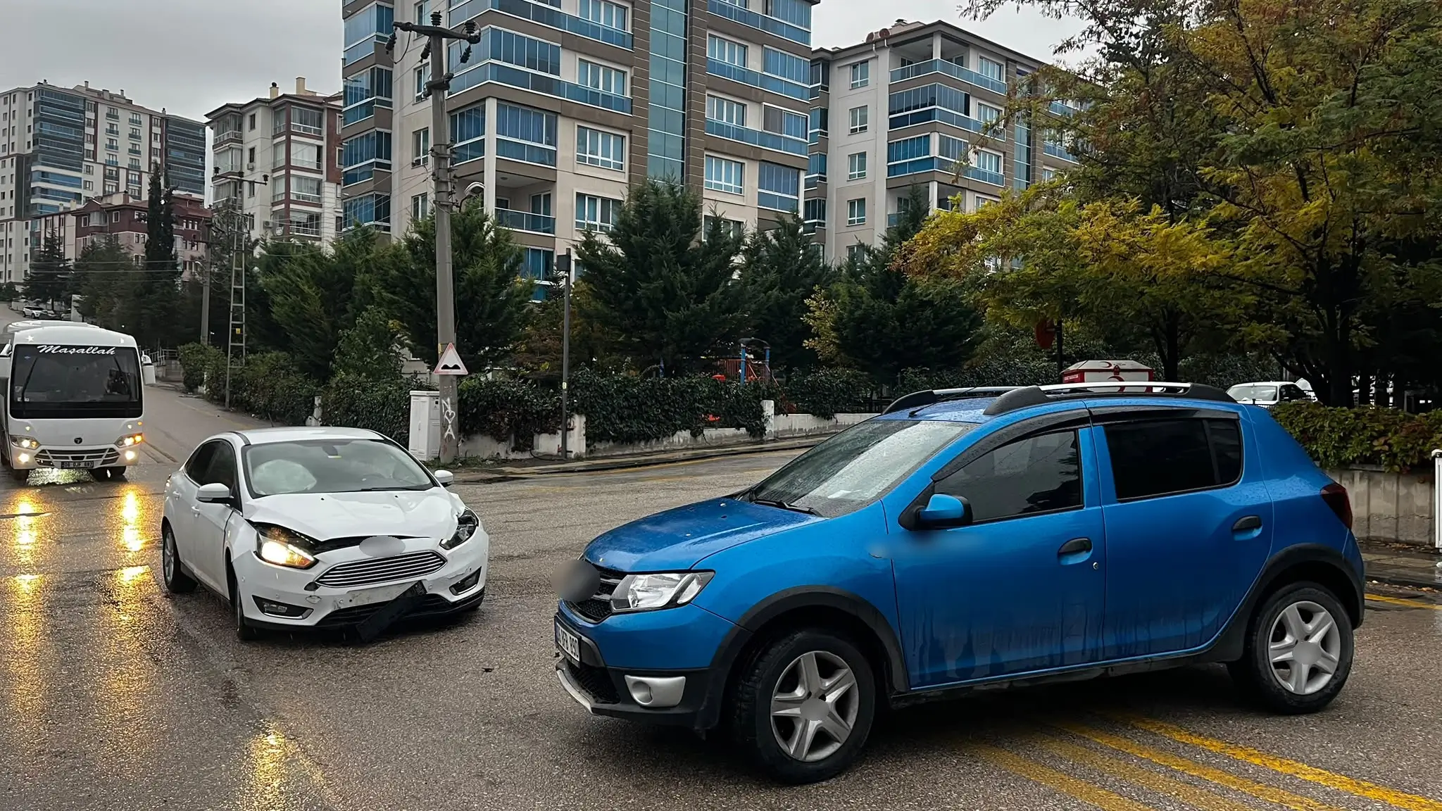 Ankara Beypazarı Trafik Kazası Meydana Geldi İki Araç Kavşakta Çarpıştı2