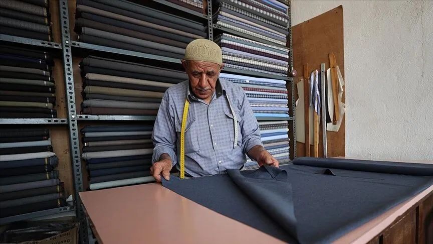 Ankara Çubuk'ta hazır giyime rağmen 61 yıllık terzilik geleneği sürüyor