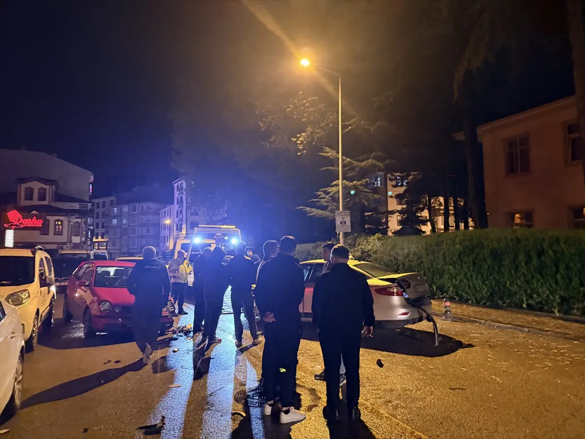 Ankara Çubuk'ta Iki Otomobilin Çarpıştığı Kazada 2 Kişi Yaralandı