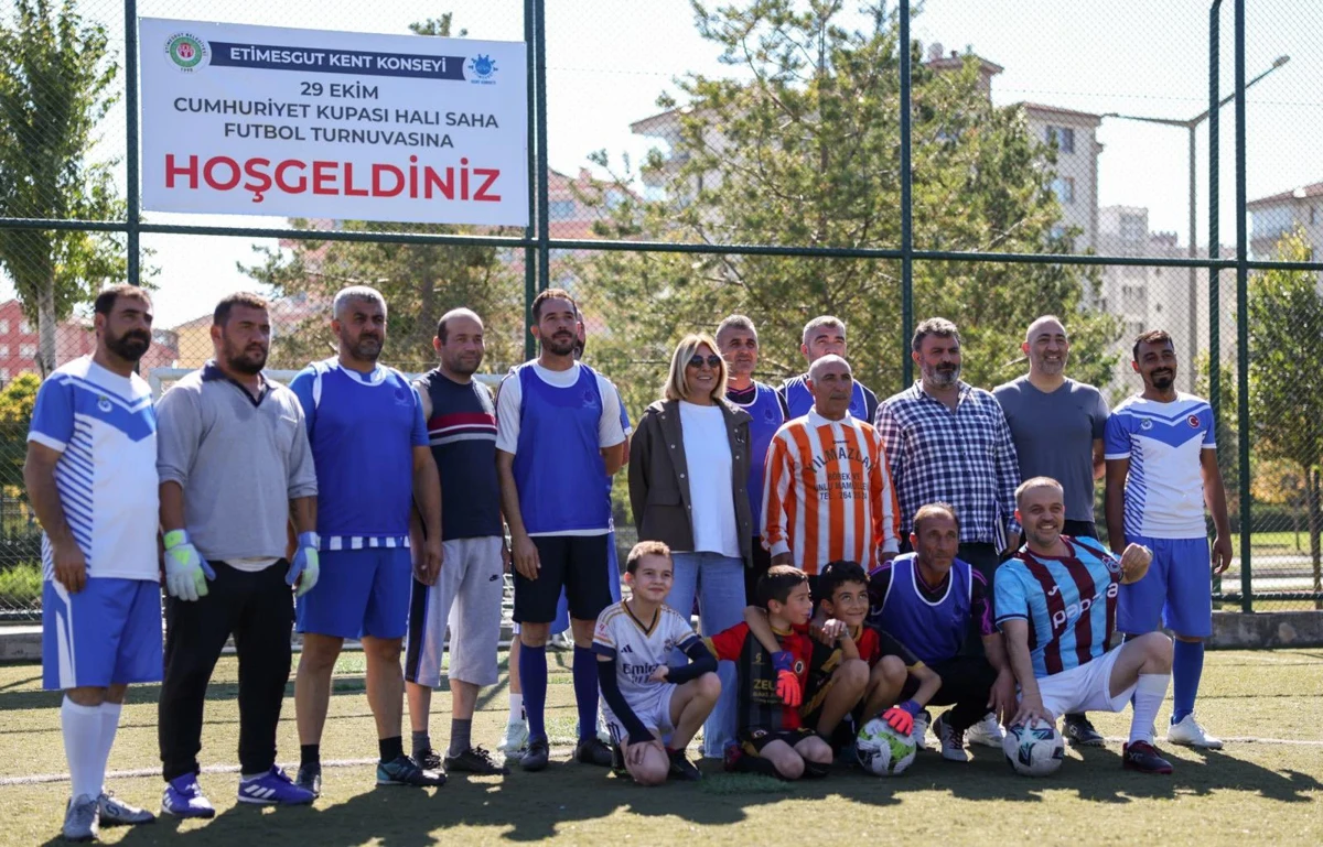 Ankara Etimesgut'ta Cumhuriyet Kupası Için Takımlar Sahaya Çıktıi