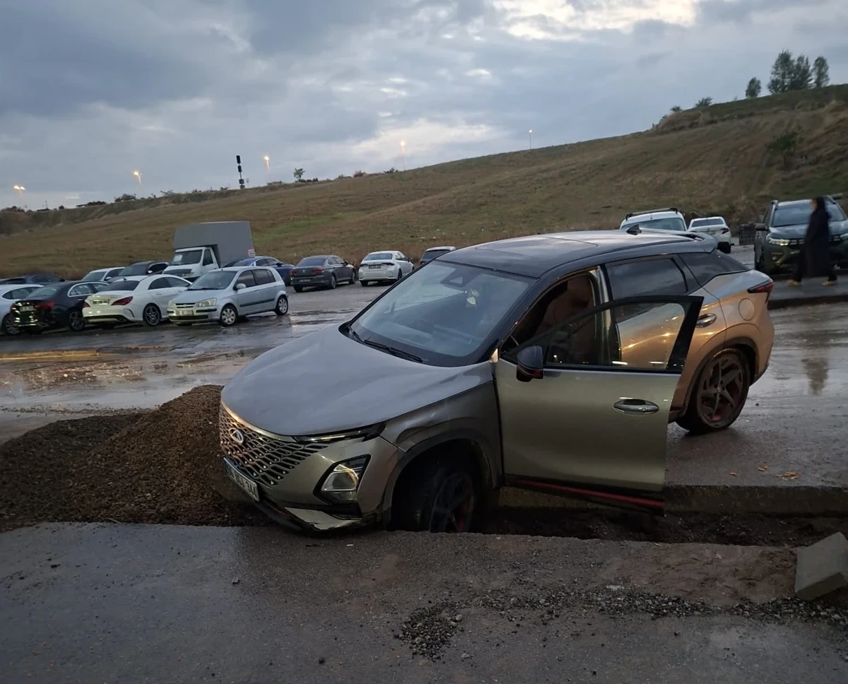 Ankara Mamak’ta Güvenlik Önlemi Tartışması Araç Kazı Alanına Düştü (2)