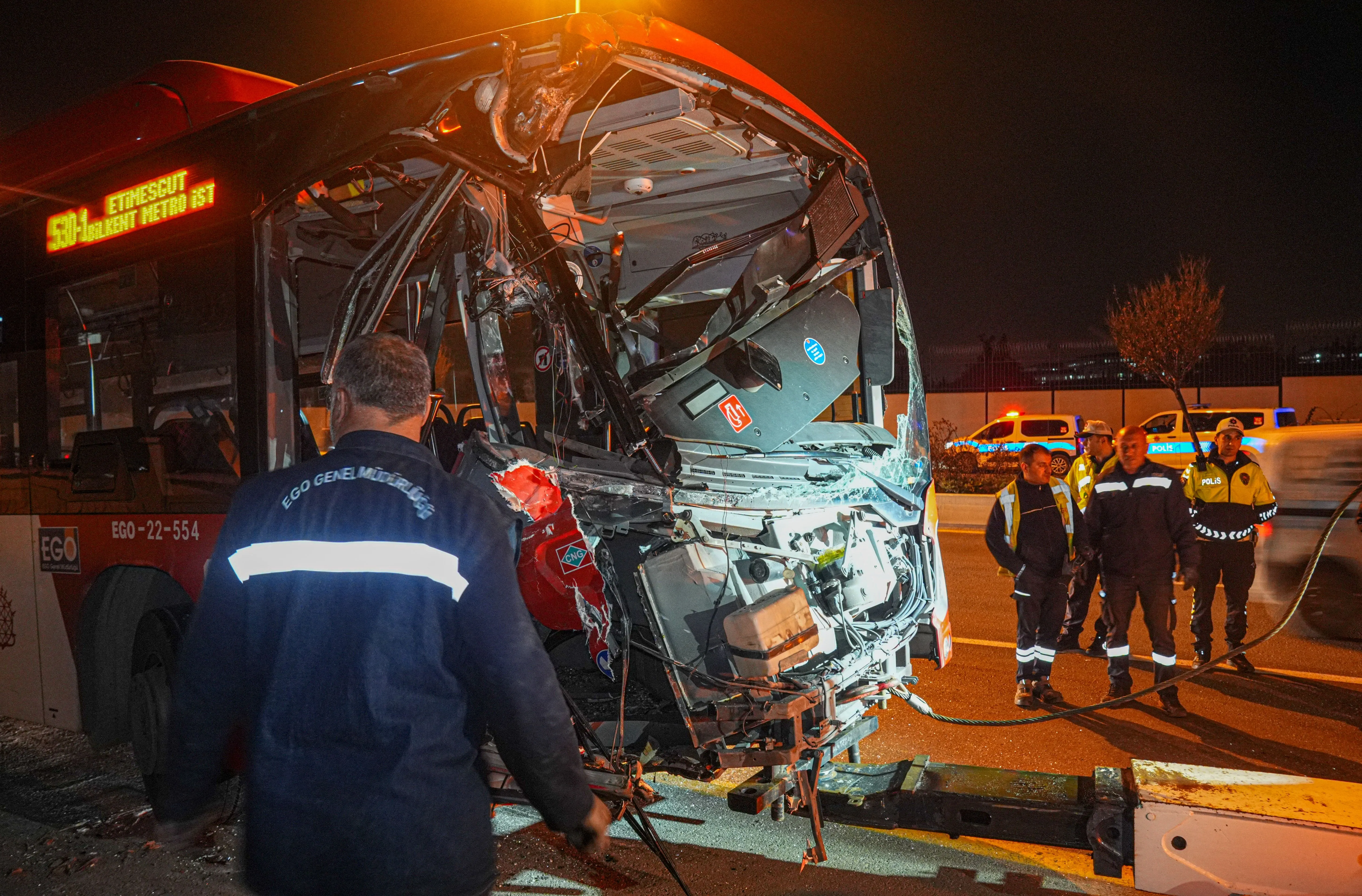 Ankara'da Belediye Otobüsü Üst Geçide Çarptı