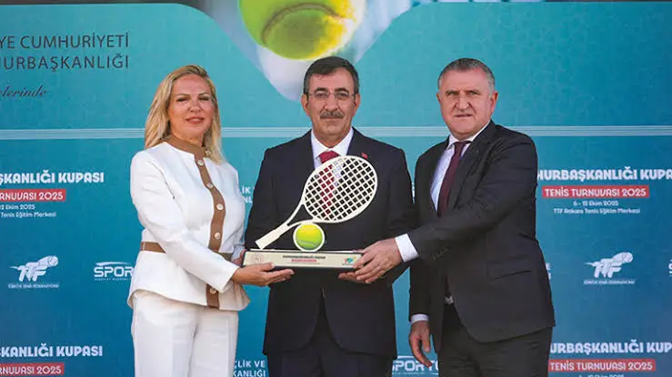 Ankara'da Düzenlenen Cumhurbaşkanlığı Tenis Turnuvası Tamamlandı Dereceye Giren Isimler Ödüllerine Kavuştu (1)