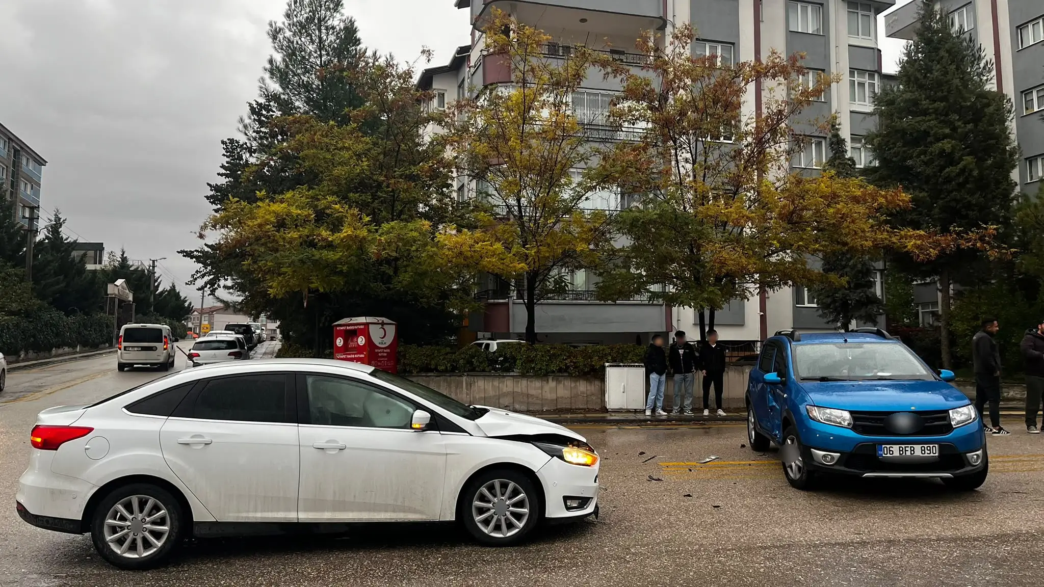 Ankara'da Kontrolsüz Kavşakta Kaza İki Otomobil Çarpıştı (2)