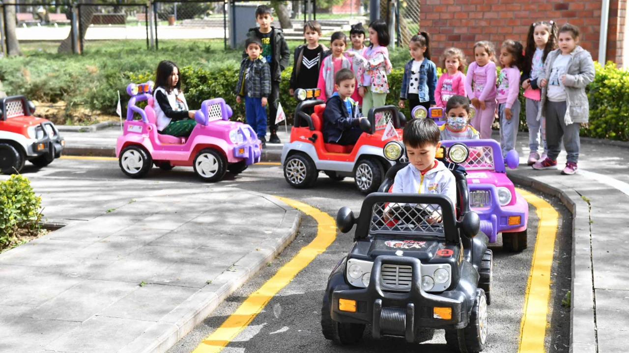 Ankara'da Minikler Trafik Kurallarını Kurtuluş Parkı'nda Öğreniyor (2)