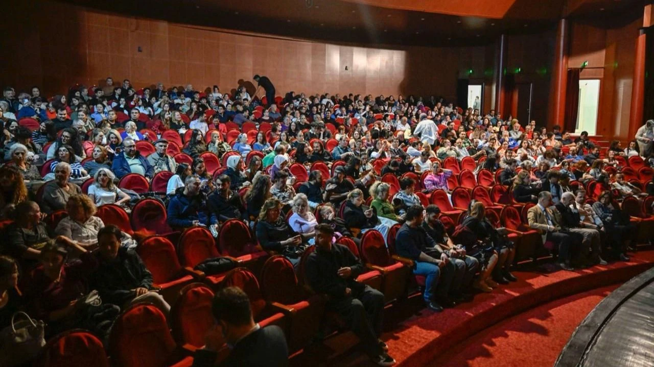 Ankara’da Tiyatro Sezonu Başladı 9 Yeni Oyun Sahnelenecek (1)